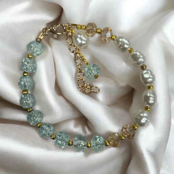 Blue Crackle and Faux Pearl Bracelet - Picture 3 of 3